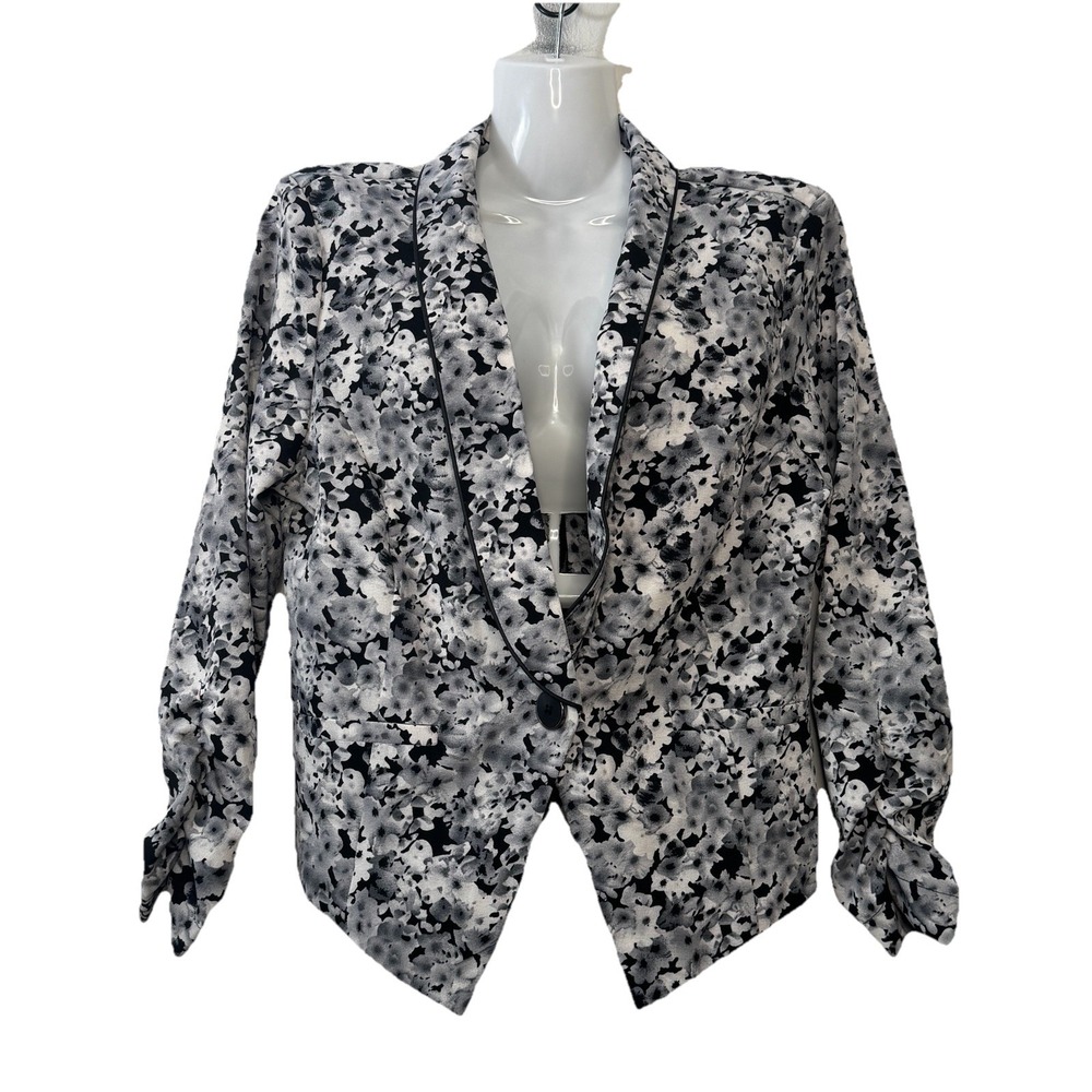 Wet Seal‎ Women's Jacket Size Small Black & White Floral One Button Closure